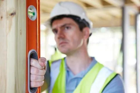 Builder checking work with spirit level Foto stock