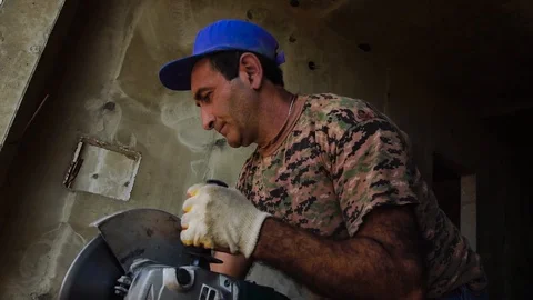 Builder cuts stone, angle grinder. Construction work. Anapa, Krasnodar region 28 Vídeos de archivo 93586819