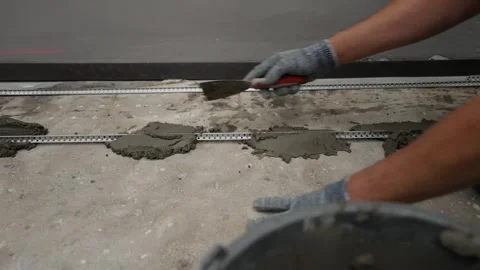 The builder distributes the solution, applies it to the floor Vídeo Stock 289634023