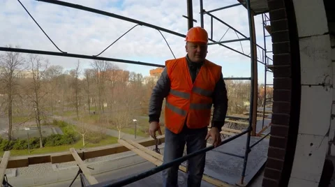 Builder down the scaffolding. Moving the camera. Video stock 58297547