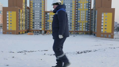 Builder engineer walking to construction site Video stock 86930057