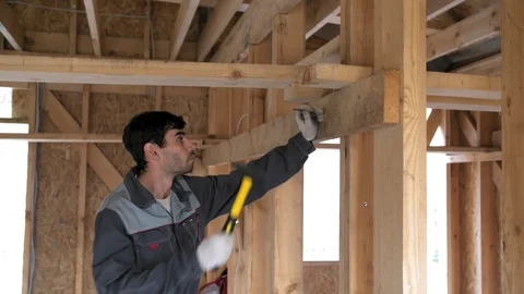 The builder hammers a nail. Construction of the house from a tree 스톡 동영상 103218177