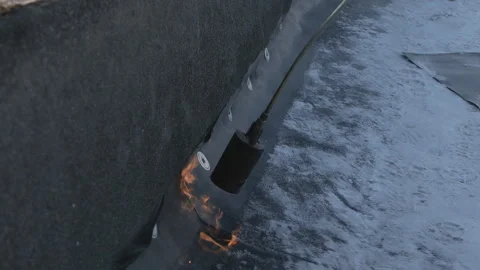 Builder heats fire parapet on roof in winter in the north Vidéo 123721931