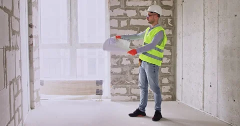 Builder inspects empty apartment comparing room with floor plan 스톡 동영상 309082019