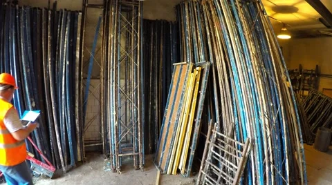 Builder inspects scaffolding elements. 库存影片 51547693