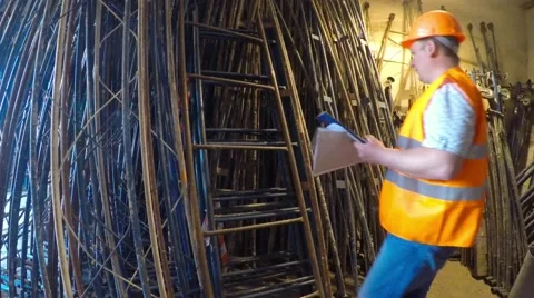 Builder inspects scaffolding elements. 库存影片 51547767