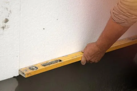 Builder installs polystyrene foam sheets. Foto stock