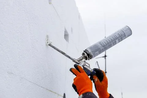 Builder installs styrofoam insulation sheets, reinforces them and fills the.. Foto stock