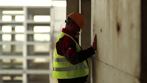 Builder knocks his head against the wall Video stock 83185130
