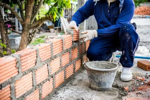 Builder laying bricks in site. Stock-Fotos