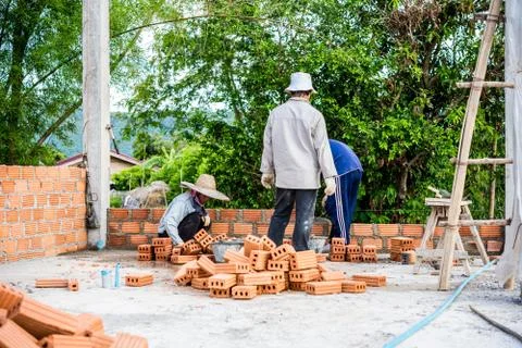 Builder laying bricks in site. Stock-Fotos