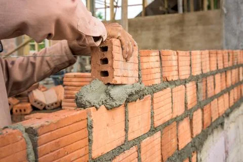 Builder laying bricks in site. Foto stock