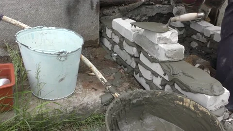 The Builder is laying bricks on the solution Vídeo Stock 136639211