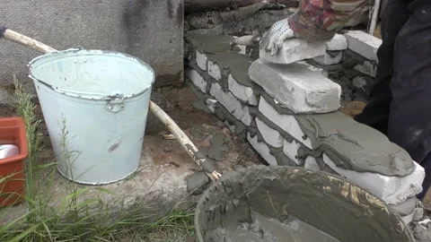 The Builder is laying bricks on the solution Video stock 136639354