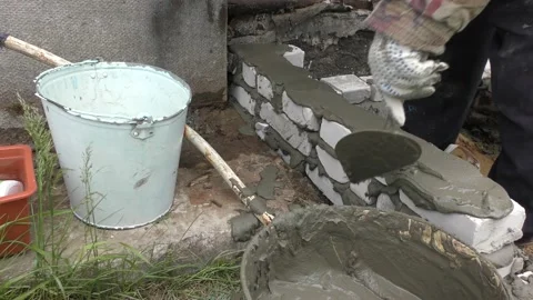 The Builder is laying bricks on the solution Video stock 136639519