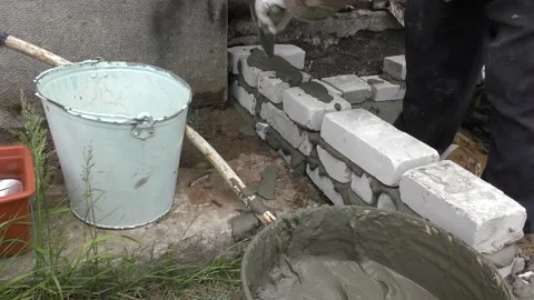 The Builder is laying bricks on the solution Vídeo Stock 136639755