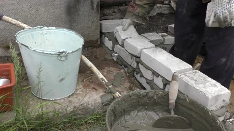 The Builder is laying bricks on the solution Vídeos de archivo 136639884