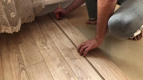 The builder lays down the laminate in the apartment. Stock Footage 160915319