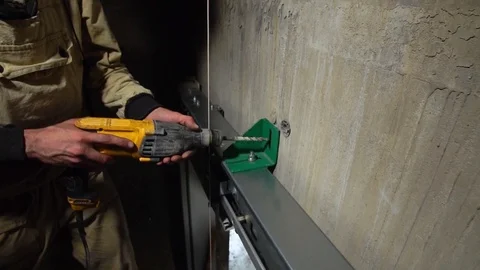 The Builder makes a hole in the concrete with a punch during construction. Anapa Vídeos de archivo 93586686