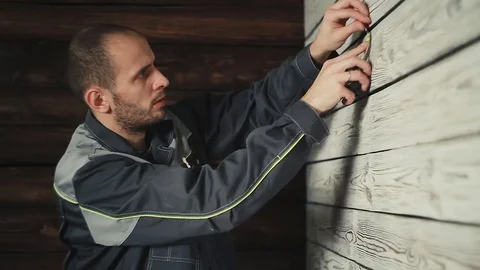 Builder makes measurements with a tape measure 動画素材 83393988