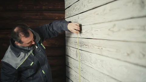 Builder makes measurements with a tape measure Stockbeeldmateriaal 83413141