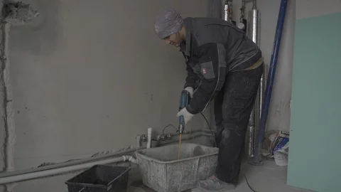 The builder mixes the putty Stock Footage 101662640