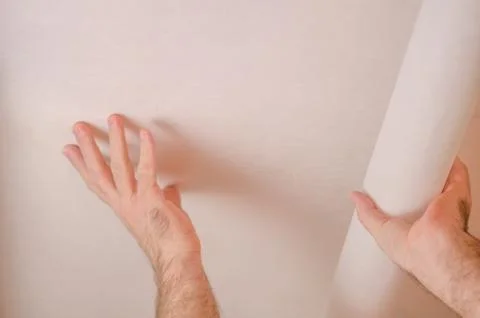 The Builder puts plaster on the wall.Hand holding a spatula with construction Stock Photos