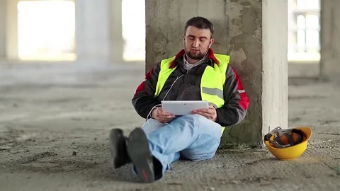 Builder speaks via tablet pc on project site Stock Footage 83712228
