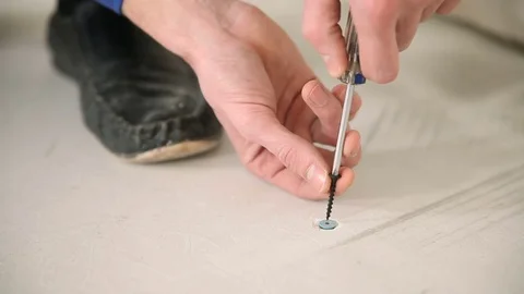 The builder spins the screwdriver Видео 73394892