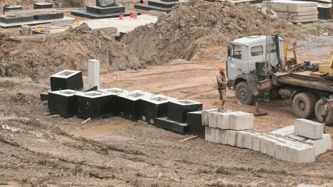 Builder uploads foundation blocks using chains 库存影片 78046280