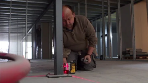 Builder uses a laser level device on construction site 스톡 동영상 78763427