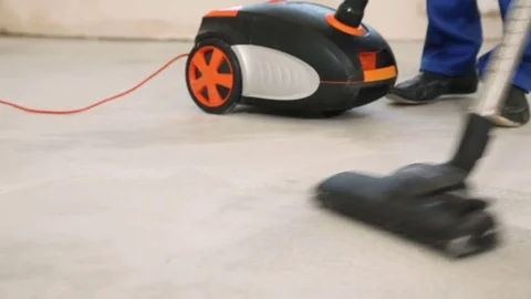 The builder vacuums the floor Vídeo Stock 73394825