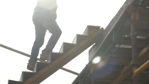 The builder walks up the stairs Vídeo Stock 163296274