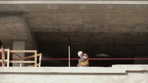 Builder working on a floor of a building (variant). Stockbeeldmateriaal 147995259