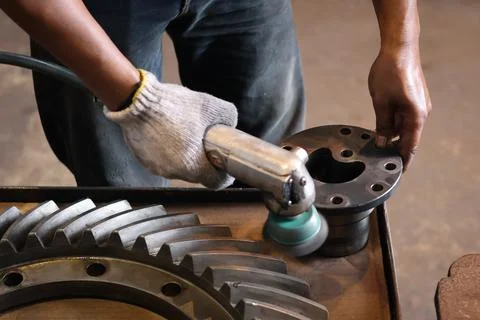 The builder works with an angle grinder. Foto stock