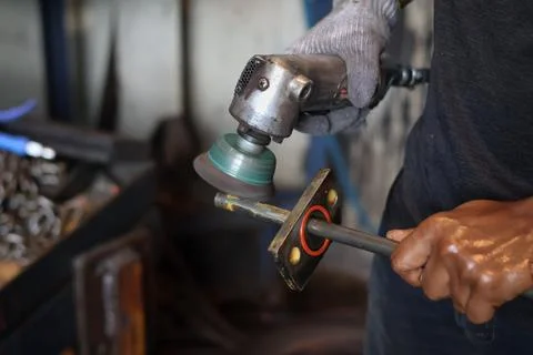 The builder works with an angle grinder. Foto stock