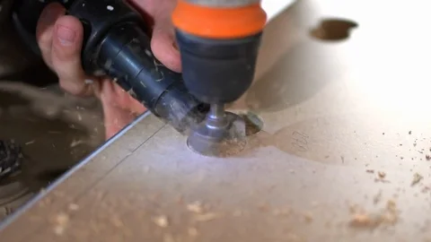 The Builder works with an electric cutter Видео 103950140