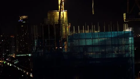 Builders and the construction builders at night. Video stock 99972816