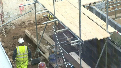 Builders on building site. Video stock 651496