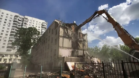 Builders Demolish Old House Using A Machine in Moscow Vidéo 76868060