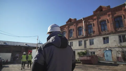 Builders discuss possible locations for foundation Видео 314886255