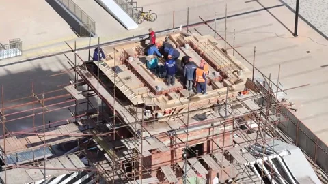 Builders lay bricks at the tower construction site Vídeos de archivo 162414239