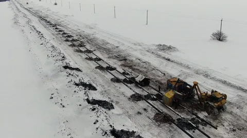 The builders lay the pipe for the intake of oil 库存影片 124627897
