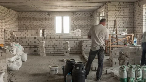 Builders laying brick walls inside appartment with professional timelapse. Vidéo 167737778