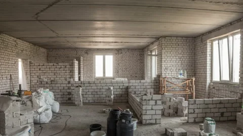 Builders laying brick walls inside appartment with professional timelapse. Vidéo 167737823
