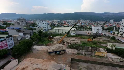 Builders move concrete blocks with a crane. Time lapse cityscape Video stock 167050894