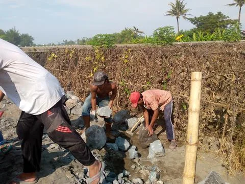Builders removing broken stone Foto stock