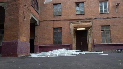 Builders throw frames from the window to the ground Video stock 100452050