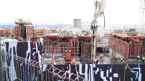 Builders working on a construction site Vidéo 105682966