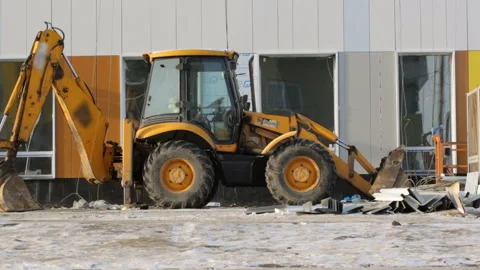 Builders working on elevator at building site 库存影片 86926415